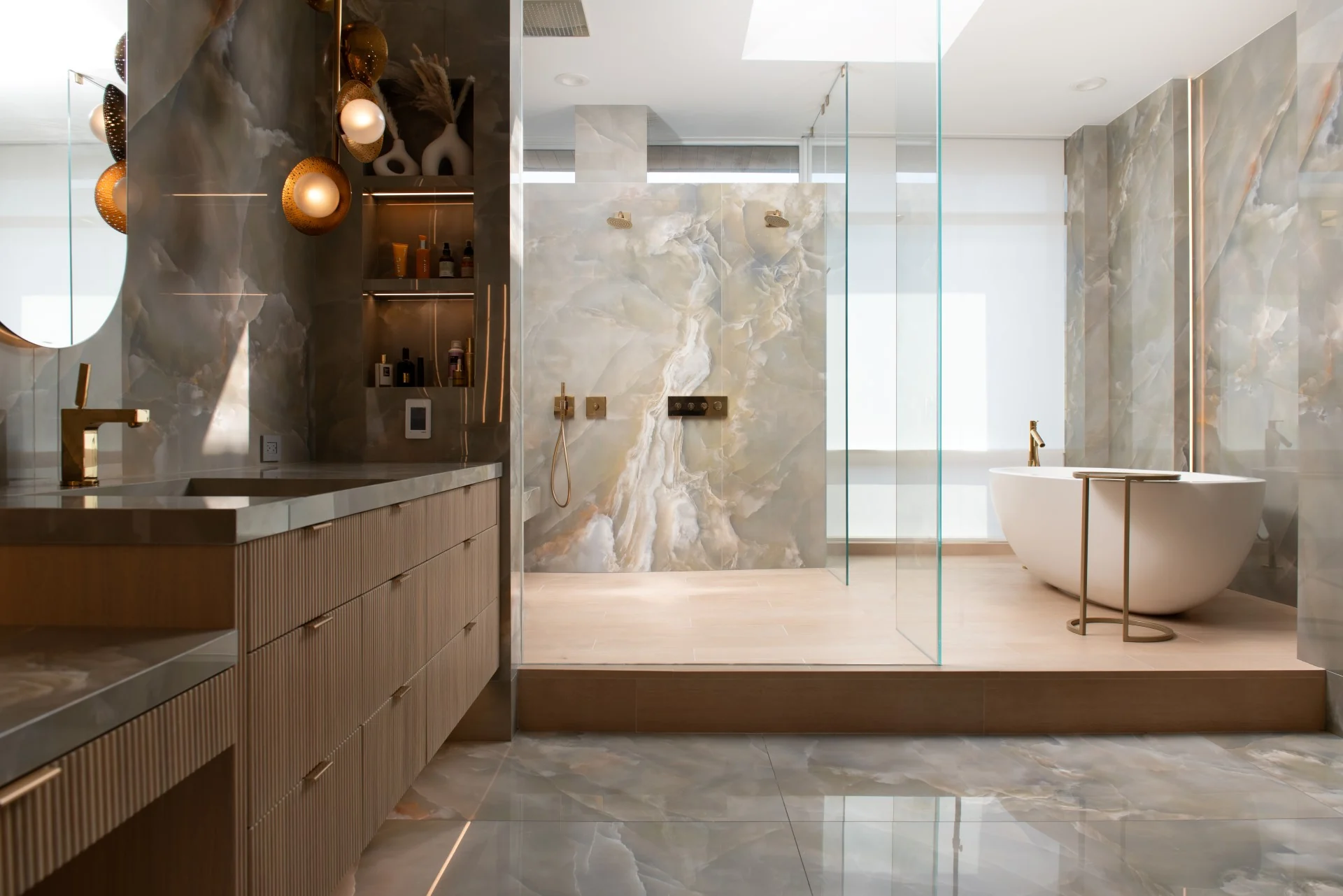 Large-format veined surfaces around a bath and shower